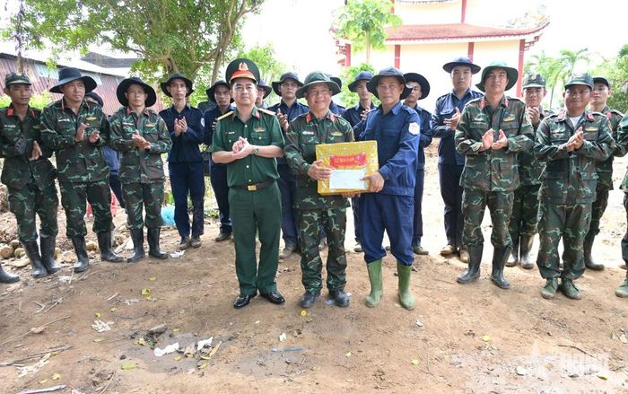 Lãnh đạo, chỉ huy các đơn vị thăm hỏi, tặng quà động viên cán bộ, chiến sĩ thực hiện nhiệm vụ.