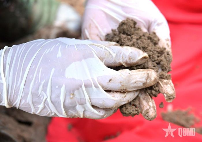 Cán bộ, chiến sĩ chắt chiu từng nắm đất.