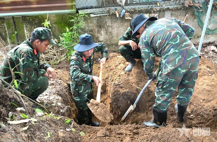 Khu vực tìm kiếm chật hẹp nên cán bộ, chiến sĩ phải đào tìm bằng phương pháp thủ công.