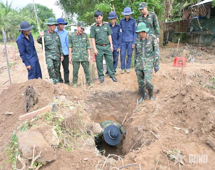 Cán bộ, chiến sĩ Đội K90 (Cục Chính trị, Quân khu 9) và Đội quy tập hài cốt liệt sĩ lâm thời Bộ CHQS tỉnh Vĩnh Long nỗ lực tìm kiếm hài cốt liệt sĩ.