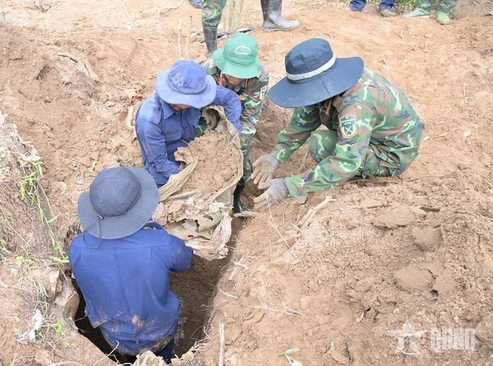 Đưa hài cốt liệt sĩ lên sau khi tìm kiếm, cất bốc.
