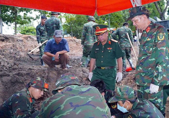 Thiếu tướng Nguyễn Thành Trung kiểm tra công tác tìm kiếm, quy tập hài cốt liệt sĩ tại Công viên Lê Thị Riêng.