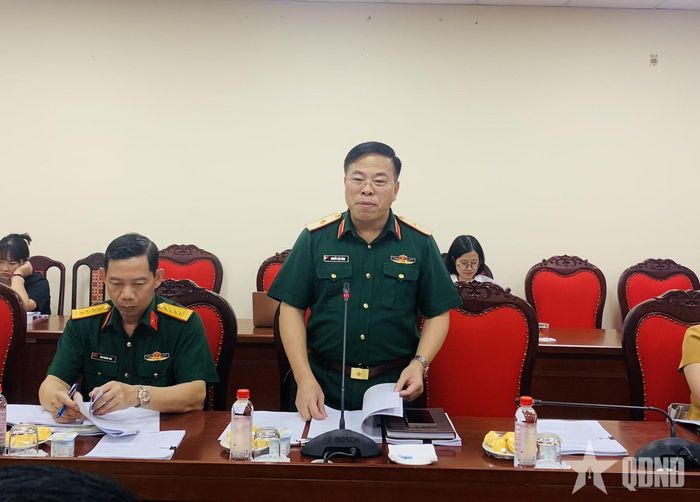 Thiếu tướng Nguyễn Việt Dũng, Cục trưởng Cục Pháp chế Bộ Quốc phòng phát biểu tại hội nghị. 