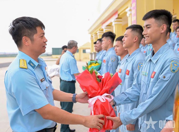  Đại tá Nguyễn Văn Lai, Trung đoàn trưởng Trung đoàn 915 tặng hoa chúc mừng các học viên.