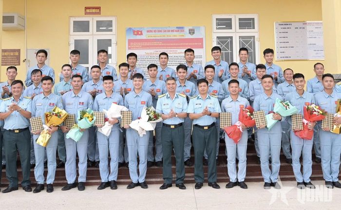  Lãnh đạo, chỉ huy Trường Sĩ quan Không quân và Trung đoàn 915 chụp ảnh cùng với các học viên hoàn thành tốt nhiệm vụ thi tốt nghiệp thực hành bay.