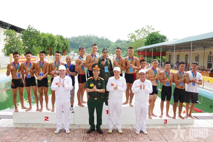 Ban tổ chức trao giải tặng các vận động viên ở nội dung bơi.