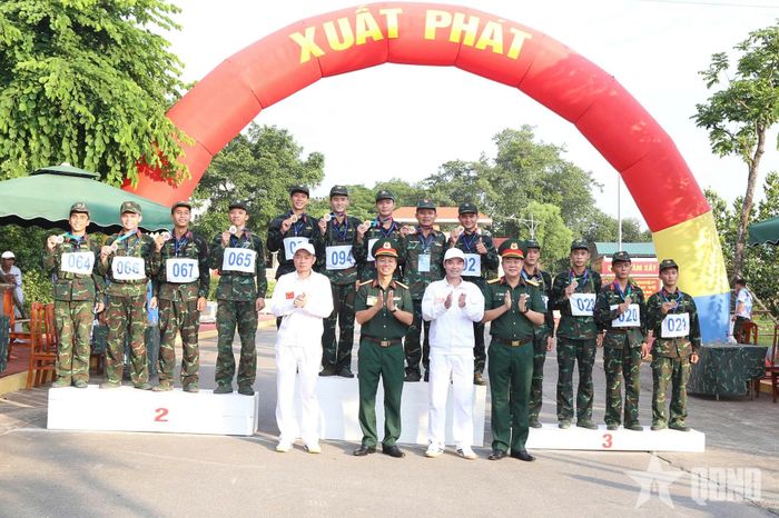 Ban tổ chức trao giải tặng các vận động viên ở nội dung chiến sĩ khỏe.