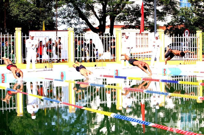 Các vận động viên thi đấu nội dung bơi nỗ lực hoàn thành phần thi với thành tích cao nhất.