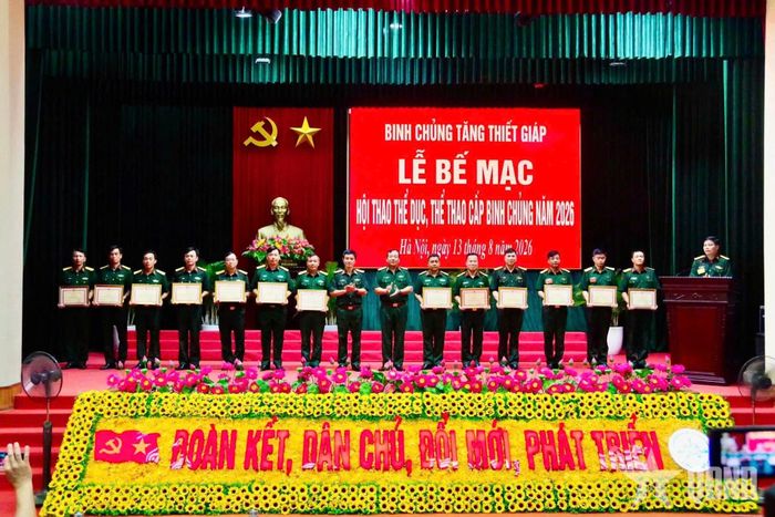  Ban tổ chức trao bằng khen, phần thưởng tặng các tập thể, cá nhân đạt thành tích cao. 
