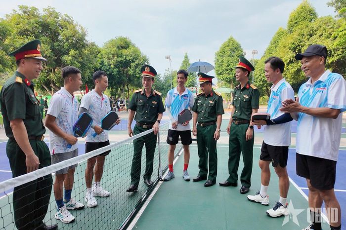 Thiếu tướng Hoàng Văn Lợi, Bí thư Đảng ủy, Chính ủy Binh chủng Tăng thiết giáp động viên các vận động viên thi đấu môn Pickleball. 