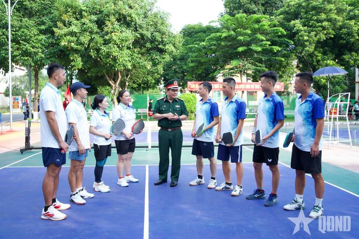 Thiếu tướng Đỗ Đình Thanh động viên các vận động viên thi đấu môn Pickleball. 