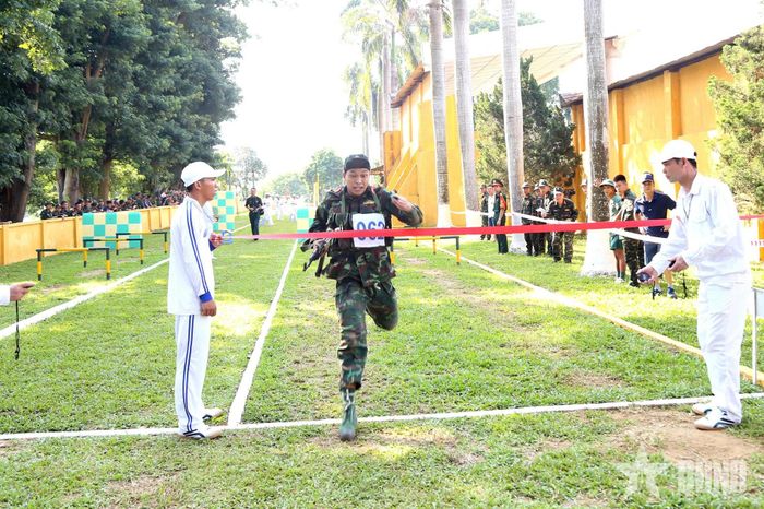 Vận động viên thi đấu nội dung vượt vật cản, thể hiện sức bền, sự khéo léo và tinh thần quyết tâm.