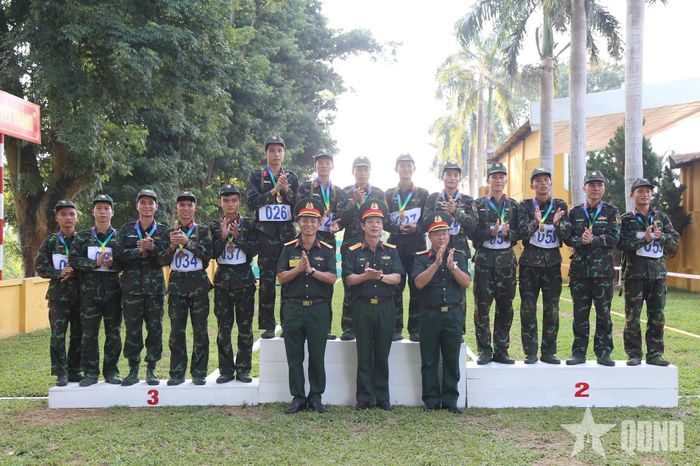 Ban tổ chức trao giải tặng các vận động viên ở nội dung vượt vật cản.