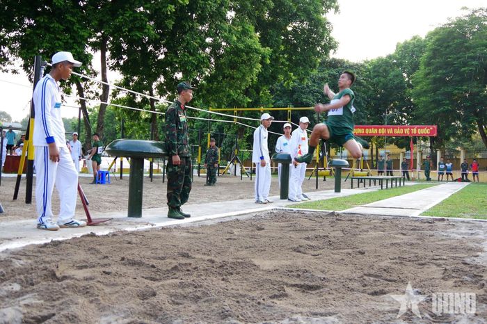 Các vận động viên tranh tài ở nội dung chiến sĩ khỏe.