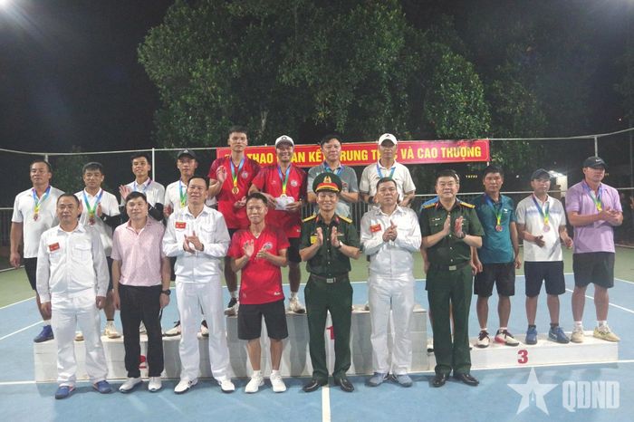 Ban tổ chức trao giải tặng các vận động viên ở nội dung pickleball. 