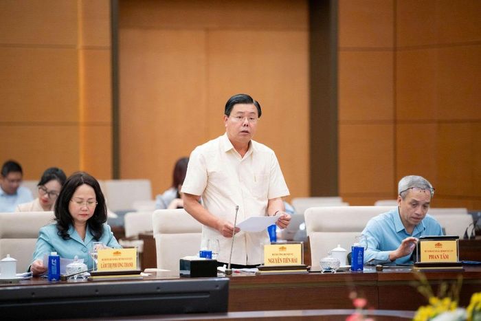 Bộ trưởng Bộ Nội vụ Nguyễn Tiến Hải báo cáo về dự án Luật sửa đổi, bổ sung một số điều của Luật Người lao động Việt Nam đi làm việc ở nước ngoài theo hợp đồng.