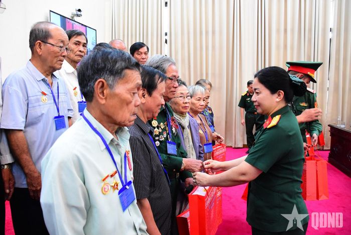  Trao quà của Bộ Quốc phòng tặng các đại biểu người có công với cách mạng tỉnh Đồng Tháp.  