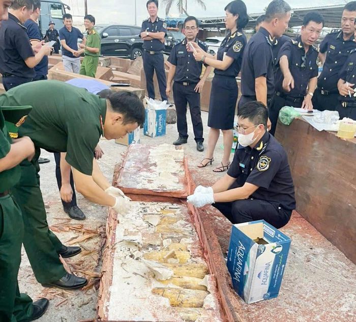 Lực lượng chức năng phát hiện lượng lớn ngà voi và xương động vật được cất giấu tinh vi.