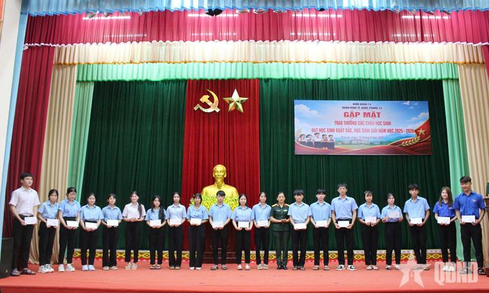 Nhiều học sinh là con của cán bộ, công nhân, viên chức quốc phòng, người lao động của Đoàn Kinh tế - Quốc phòng 74 được khen thưởng. 