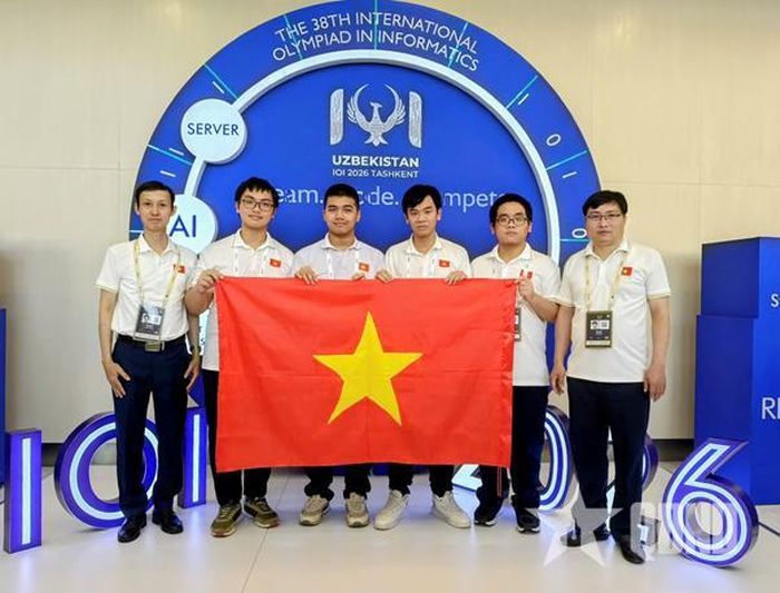 Đội tuyển Olympic Tin học quốc tế năm 2026 của Việt Nam và các thầy dẫn đoàn.