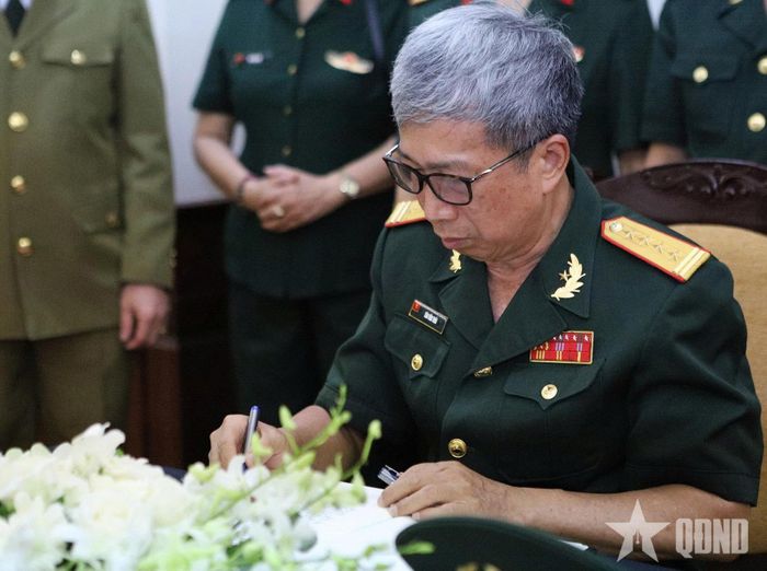 Đại tá Tào Văn Thái, nguyên Tùy viên Quốc phòng Việt Nam tại Lào, Phó trưởng Ban Liên lạc toàn quốc cựu QTN&CGQS Việt Nam tại Lào ghi sổ tang tưởng niệm đồng chí Xaysomphone Phomvihane.  