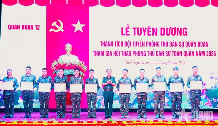 Thiếu tướng Nguyễn Thành Phố trao bằng khen tặng các đồng chí đạt thành tích cao trong tham gia hội thao.