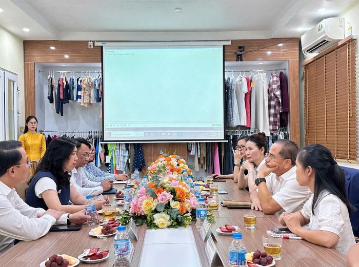   Thứ trưởng Bộ Ngoại giao Lê Thị Thu Hằng làm việc với lãnh đạo tỉnh Nghệ An về công tác đối với người Việt Nam ở nước ngoài. Ảnh: KHÁNH LINH