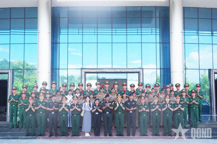 Các đại biểu và học viên tại buổi giao lưu. 