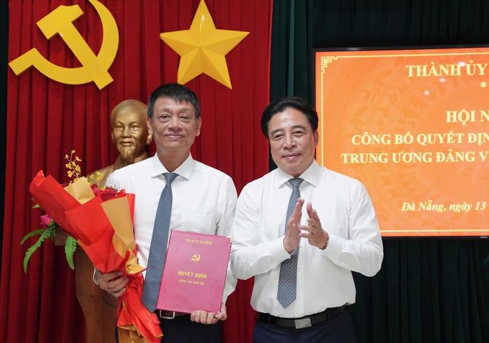 Phó Bí thư Thường trực Thành ủy Đà Nẵng Nguyễn Khắc Toàn trao quyết định và tặng hoa chúc mừng đồng chí Nguyễn Hà Nam.