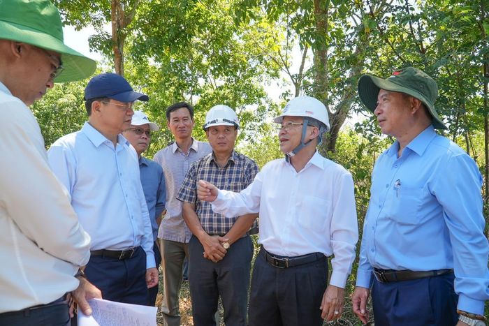 Chủ tịch HĐND thành phố Đà Nẵng Nguyễn Đức Dũng kiểm tra tại hiện trường mỏ đất san lấp tại xã Tam Anh.