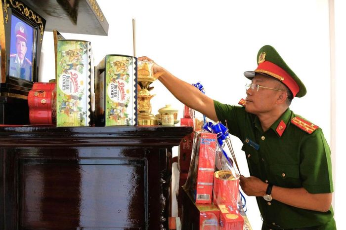 Đại tá Nguyễn Hà Lai viếng các đồng chí nguyên là lãnh đạo Công an TP Đà Nẵng qua các thời kỳ.