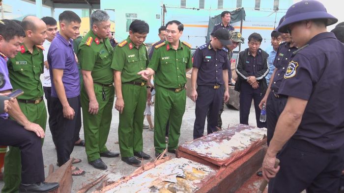 Lực lượng chức năng phát hiện 12 hộp gỗ trong 2 container được gia công tạo khoang rỗng để cất giấu ngà voi và xương động vật.