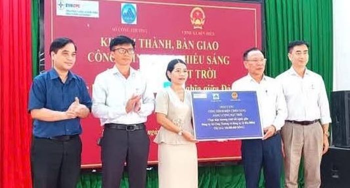 Bàn giao công trình đèn năng lượng mặt trời tại xã Bến Hiên.