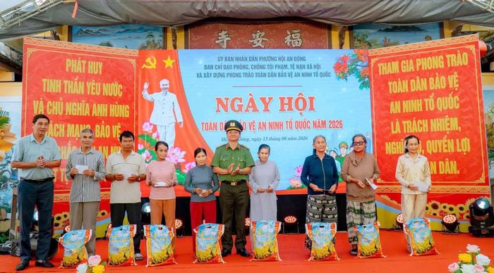 Trao quà cho các hộ gia đình có hoàn cảnh khó khăn.