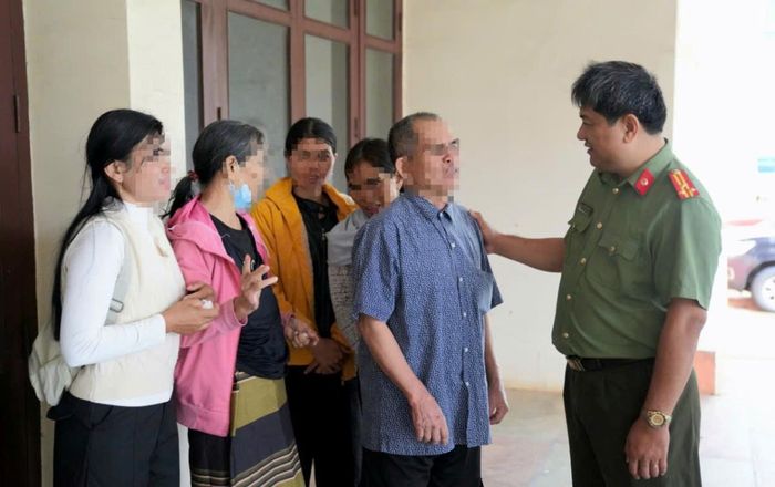 Cán bộ Công an tỉnh Gia Lai gặp gỡ một người hồi hương.