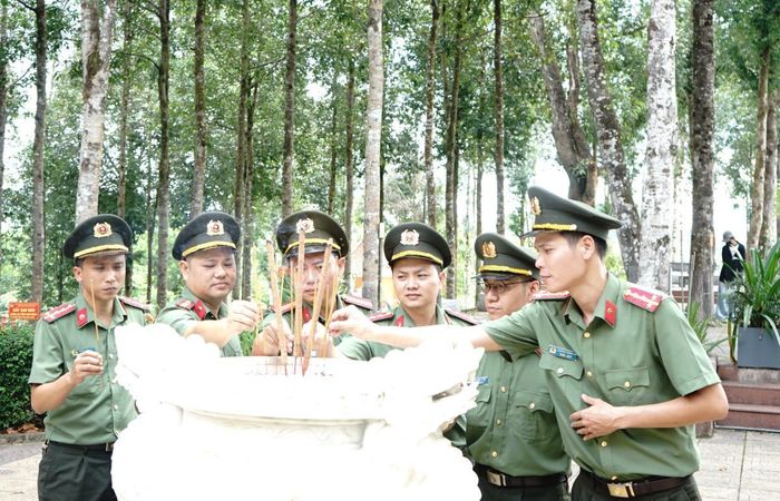 Các thành viên trong đoàn tiến hành dâng hương tại Khu di tích An ninh Khu 5