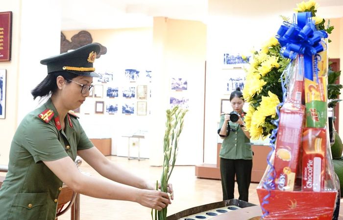Các thành viên trong đoàn tiến hành dâng hương tại Khu di tích An ninh Khu 5