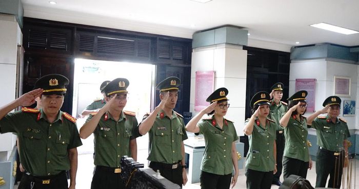 Đoàn dâng hương tại Nhà truyền thống CATP trước giờ lên đường