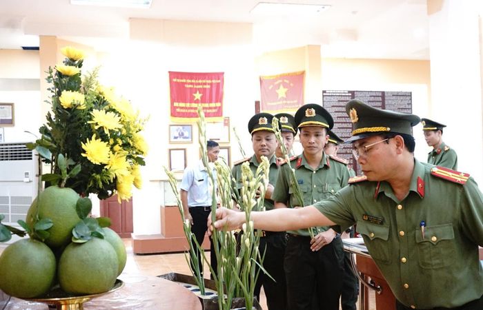 Các thành viên trong đoàn tiến hành dâng hoa tại Khu di tích An ninh Khu 5