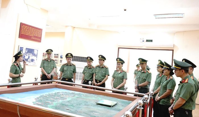 Các thành viên trong đoàn tham quan Khu di tích An ninh Khu 5