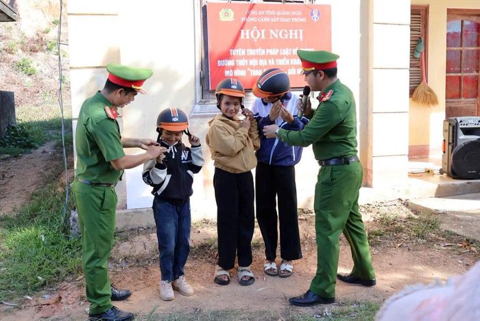 Trao tặng, hướng dẫn người dân đội mũ bảo hiểm đúng cách đảm bảo an toàn