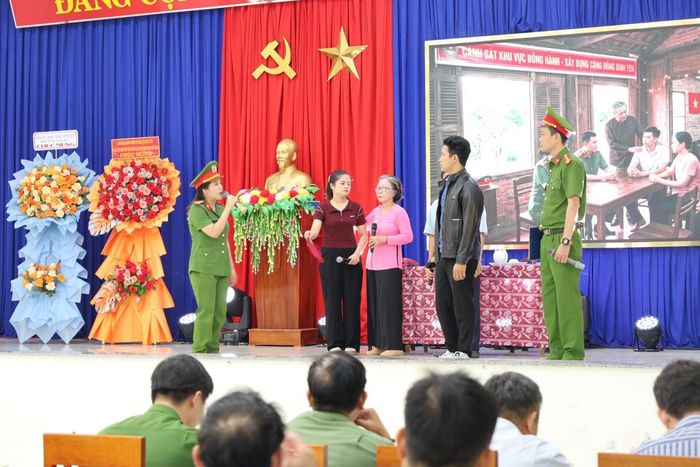 Tiểu phẩm sân khấu hóa do CBCS Công an phường Tam Kỳ và người dân phối hợp biểu diễn.