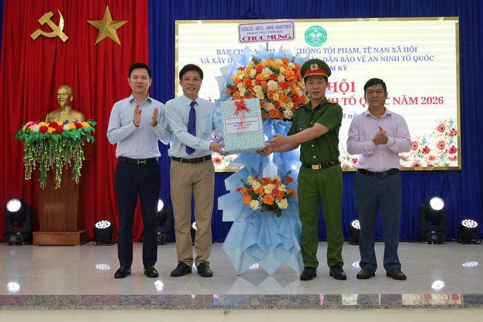 Lãnh đạo phường Tam Kỳ tặng hoa và quà chúc mừng Công an phường.