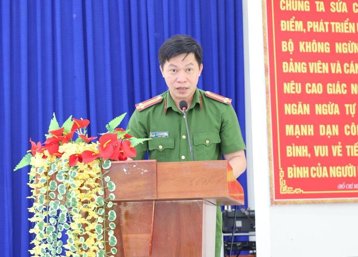 Trung tá Bùi Xuân Hùng – Trưởng Công an phường Tam Kỳ phát động phong trào Toàn dân bảo vệ an ninh Tổ quốc.