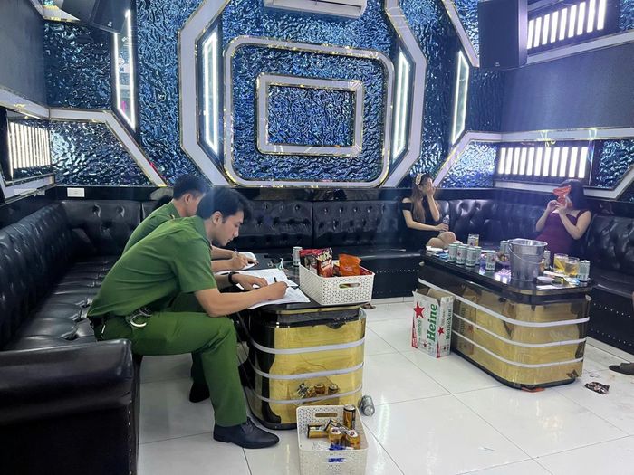 Lực lượng Công an tiến hành kiểm tra, test ma túy đối với khách hàng tại một số cơ sở karaoke trên địa bàn phường Tam Kỳ.