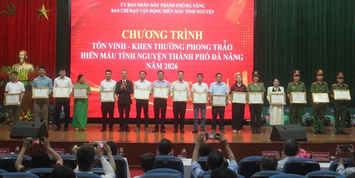 Chủ tịch Hội Chữ thập đỏ TP Đà Nẵng Lê Tấn Minh trao Bằng khen của Chủ tịch UBND thành phố cho các tập thể, cá nhân.