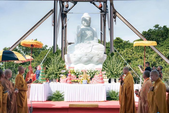 Tượng Phật Thích Ca Mâu Ni bằng đá cẩm thạch, phần đế và tôn tượng cao tổng cộng gần 4 mét