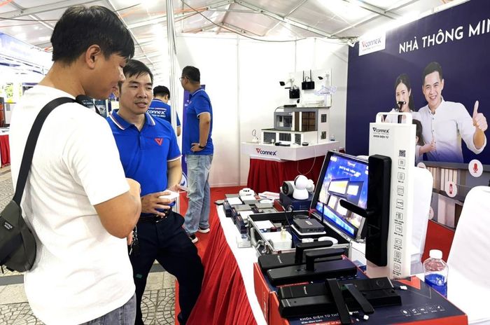 Người dân tham quan và trải nghiệm thiết bị và công nghệ tiết kiệm năng lượng tại 1 gian hàng trong Hội chợ.