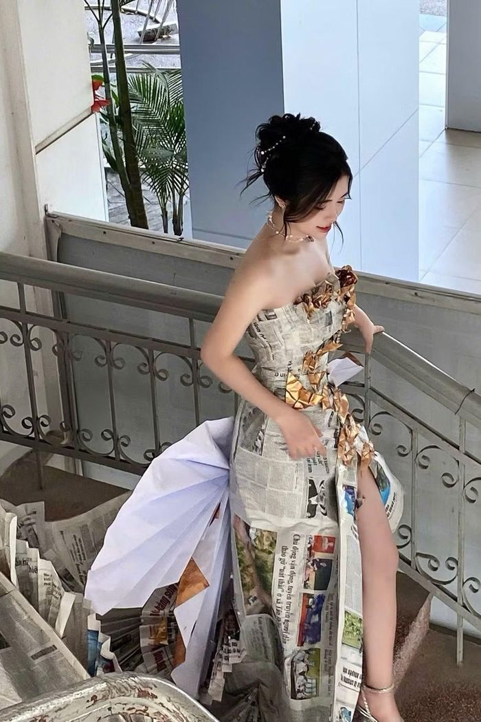 Nguyễn Thị Thảo trình diễn trang phục được tạo nên từ những tờ báo cũ trong một hoạt động tại trường.