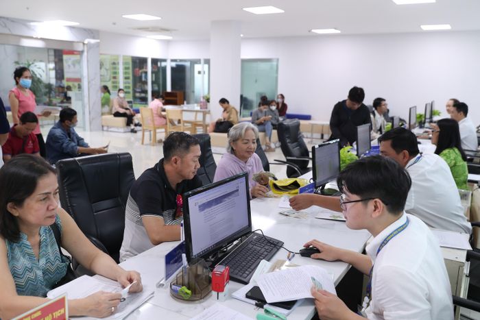  Người dân làm thủ tục hành chính tại Trung tâm Phục vụ hành chính công phường Xuân Hòa, TPHCM ẢNH: KHẢ HÂN 
